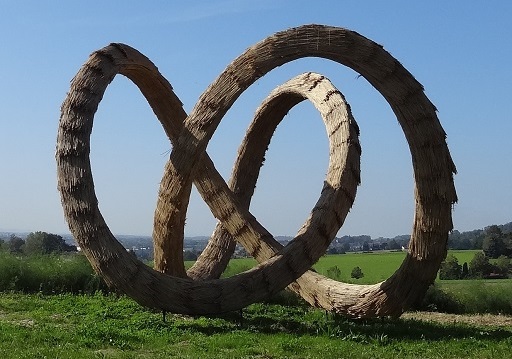 trefoil knot made of straw